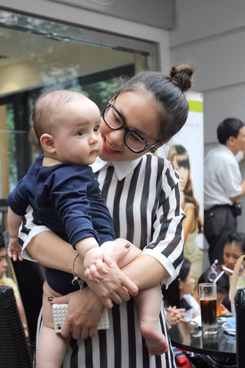 Thiện Thanh vui đùa với bé 6 tháng tuổi - con của nhạc sỹ Trí Minh, em trai Thanh Lam.