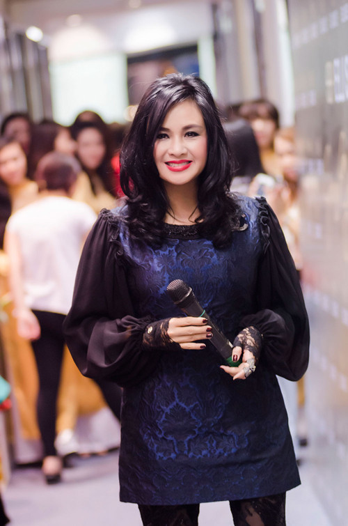 Nữ diva chọn cho mình trang phục tối màu, kín đáo. Nữ diva chọn cho mình trang phục tối màu, kín đáo.