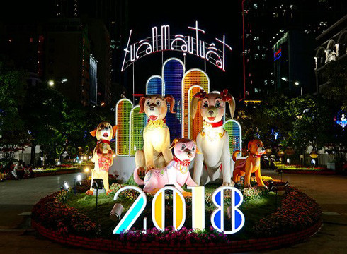 Linh vật của đường hoa Nguyễn Huệ năm nay là gia đình chú chó hạnh phúc (ảnh: SGGP)