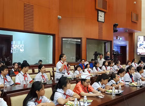 Thiếu nhi tiêu biểu phát biểu tại buổi gặp gỡ với lãnh đạo thành phố dịp đầu năm (ảnh: P.L)