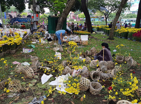 Một số người nhặt hoa bị bỏ lại ở công viên 23/9 (ảnh: P.L)