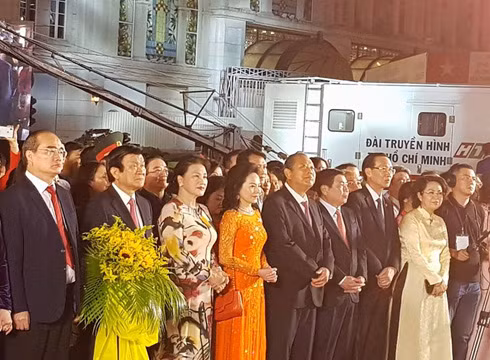 Chủ tịch Quốc hội Nguyễn Thị Kim Ngân (thứ 3, trái sang) dự khai mạc đường hoa Nguyễn Huệ (ảnh: P.L)