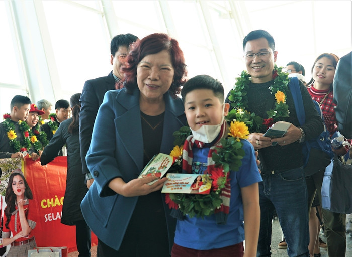 Hành khách làm thủ tục và nhận quà may mắn đầu năm từ Vietjet Hành khách làm thủ tục và nhận quà may mắn đầu năm từ Vietjet