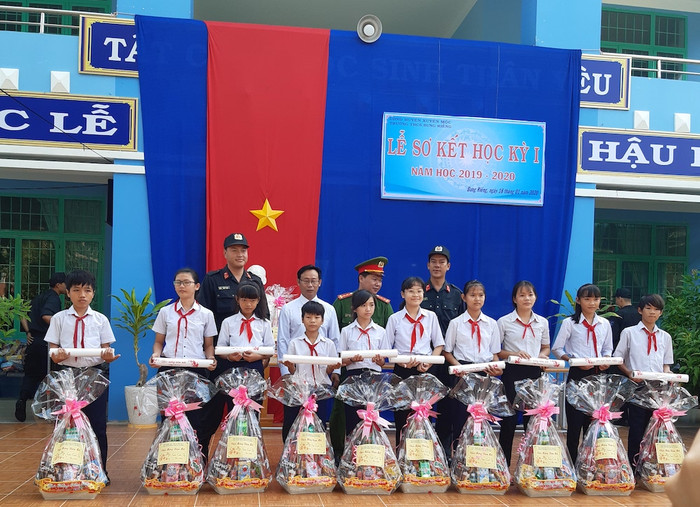 Đồng chí Nguyễn Tứ Hải (bìa trái), Phạm Khắc Nhẫn (bìa phải) chụp ảnh lưu niệm với học sinh nhận quà xuân Đồng chí Nguyễn Tứ Hải (bìa trái), Phạm Khắc Nhẫn (bìa phải) chụp ảnh lưu niệm với học sinh nhận quà xuân