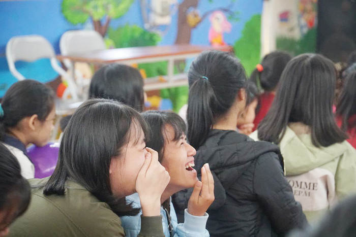 Cả hội trường vỡ òa bởi sự dí dỏm và hài hước đến từ các diễn viên không chuyên của nhóm Cầu Vồng. Cả hội trường vỡ òa bởi sự dí dỏm và hài hước đến từ các diễn viên không chuyên của nhóm Cầu Vồng.