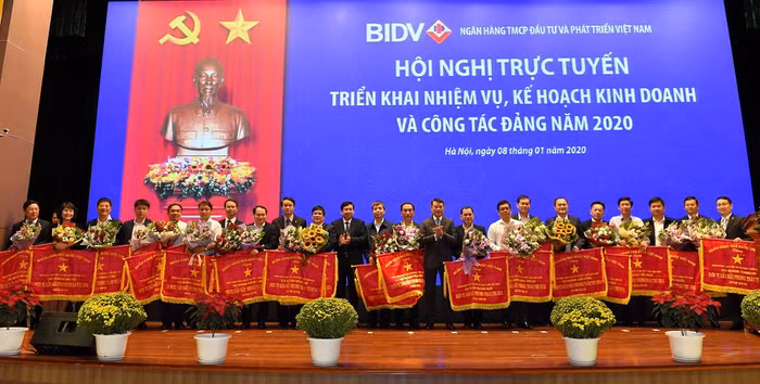 Thống đốc Ngân hàng Nhà nước trao cờ thi đua cho các đơn vị BIDV. Thống đốc Ngân hàng Nhà nước trao cờ thi đua cho các đơn vị BIDV.