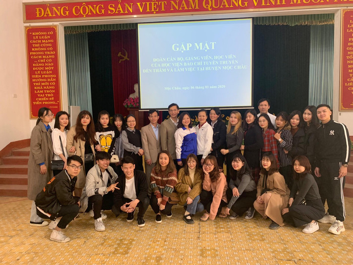 Tấm ảnh kỉ niệm của thầy trò lớp trong buổi gặp mặt ban lãnh đạo và cán bộ Huyện uỷ, Huyện đoàn Mộc Châu Tấm ảnh kỉ niệm của thầy trò lớp trong buổi gặp mặt ban lãnh đạo và cán bộ Huyện uỷ, Huyện đoàn Mộc Châu