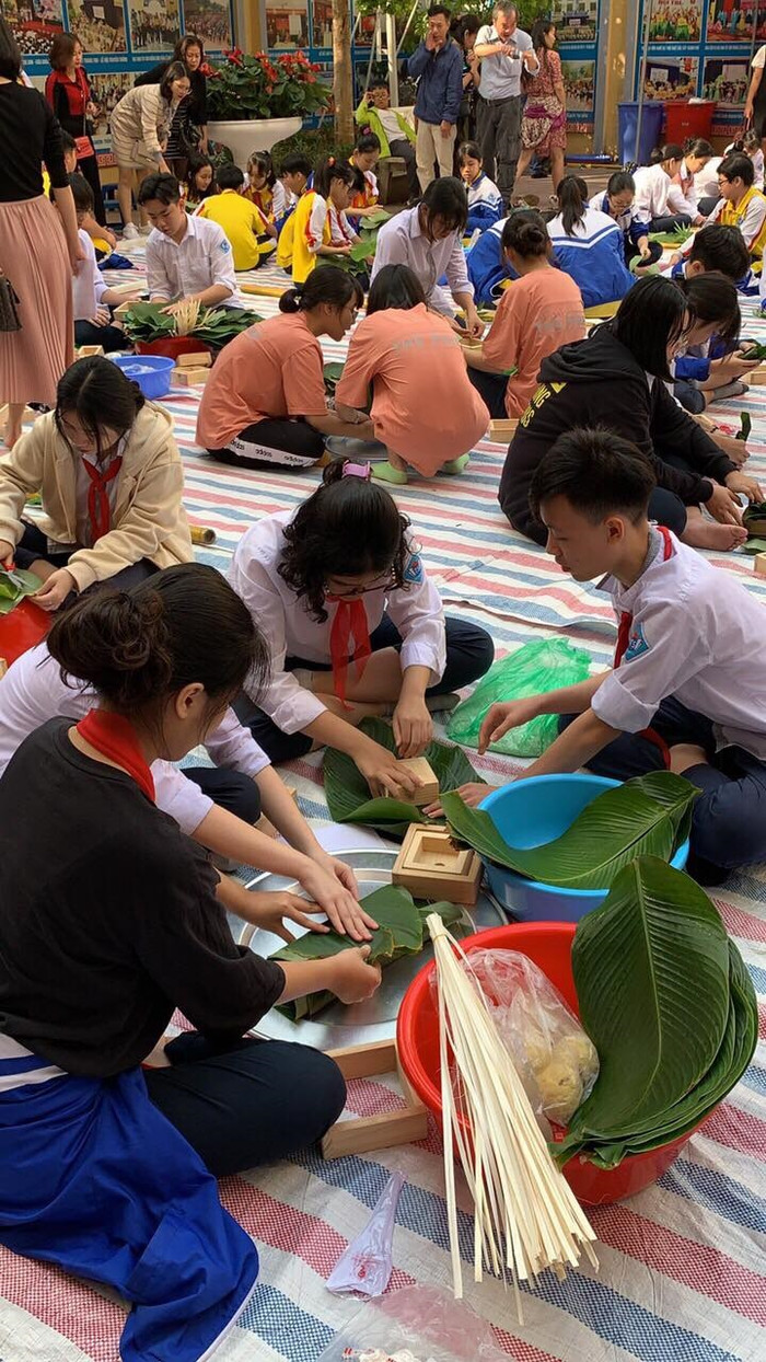 Các em học sinh trong phần thi gói bánh chưng