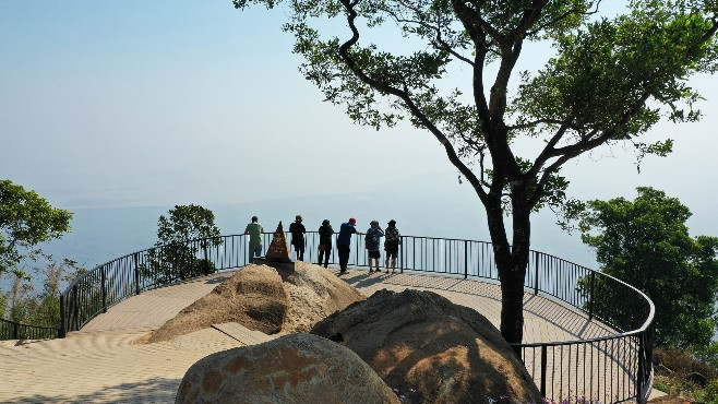 Từ cột mốc 986m có thể thu cả Tây Ninh trong tầm mắt Từ cột mốc 986m có thể thu cả Tây Ninh trong tầm mắt