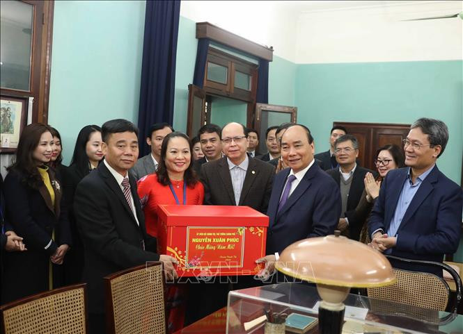 Thủ tướng Nguyễn Xuân Phúc tặng quà Tết cho cán bộ, công chức, viên chức, người lao động Ban Quản lý Khu di tích Chủ tịch Hồ Chí Minh tại Phủ Chủ tịch. Ảnh: Thống Nhất/TTXVN Thủ tướng Nguyễn Xuân Phúc tặng quà Tết cho cán bộ, công chức, viên chức, người lao động Ban Quản lý Khu di tích Chủ tịch Hồ Chí Minh tại Phủ Chủ tịch. Ảnh: Thống Nhất/TTXVN