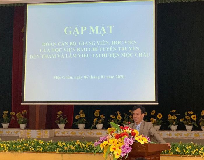 Thạc sĩ Quản Văn Sỹ - Chủ nhiệm lớp Quản lý hoạt động tư tưởng - văn hóa K37 A1 chia sẻ tại buổi gặp mặt Thạc sĩ Quản Văn Sỹ - Chủ nhiệm lớp Quản lý hoạt động tư tưởng - văn hóa K37 A1 chia sẻ tại buổi gặp mặt