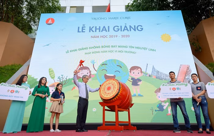 Thầy Nguyễn Xuân Khang đánh trống khai giảng năm học mới 2019-2020.