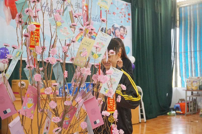 Các em nhỏ rạng rỡ và háo hức được hái lì xì gửi gắm những yêu thương từ các anh, chị sinh viên DynaGen. “Điều ý nghĩa mà em cảm thấy hài lòng nhất trong sự kiện này là các em nhỏ đã rất vui, được thoải mái chơi đùa với các anh chị tình nguyện viên và không có bất kỳ rào cản nào ngăn cách chúng em. Tuyệt vời hơn là trong phần viết điều ước, các em nhỏ đã viết rằng mong muốn được trưởng thành như các anh chị tình nguyện viên, để sau này các em được làm những chương trình cho các bạn nhỏ khác có hoàn cảnh giống mình” - Bạn Bùi Thị Tố Uyên, thành viên nhóm Cầu Vồng chia sẻ. Các em nhỏ rạng rỡ và háo hức được hái lì xì gửi gắm những yêu thương từ các anh, chị sinh viên DynaGen. “Điều ý nghĩa mà em cảm thấy hài lòng nhất trong sự kiện này là các em nhỏ đã rất vui, được thoải mái chơi đùa với các anh chị tình nguyện viên và không có bất kỳ rào cản nào ngăn cách chúng em. Tuyệt vời hơn là trong phần viết điều ước, các em nhỏ đã viết rằng mong muốn được trưởng thành như các anh chị tình nguyện viên, để sau này các em được làm những chương trình cho các bạn nhỏ khác có hoàn cảnh giống mình” - Bạn Bùi Thị Tố Uyên, thành viên nhóm Cầu Vồng chia sẻ.