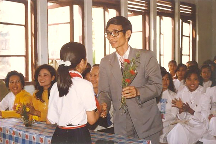 Thầy Nguyễn Xuân Khang nhận đóa hoa tri ân từ học trò. (Ảnh: Nhân vật cung cấp) Thầy Nguyễn Xuân Khang nhận đóa hoa tri ân từ học trò. (Ảnh: Nhân vật cung cấp)