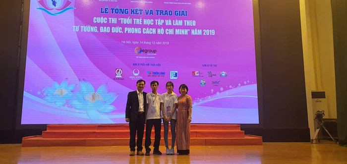 Thầy giáo Mai Thanh Thương - thứ hai từ trái sang - tại lễ trao giải cuộc thi "Tuổi trẻ học tập và làm theo tư tưởng, đạo đức, phong cách Hồ Chí Minh” năm 2019 tại Hà Nội (Ảnh: Nhân vật cung cấp) Thầy giáo Mai Thanh Thương - thứ hai từ trái sang - tại lễ trao giải cuộc thi "Tuổi trẻ học tập và làm theo tư tưởng, đạo đức, phong cách Hồ Chí Minh” năm 2019 tại Hà Nội (Ảnh: Nhân vật cung cấp)
