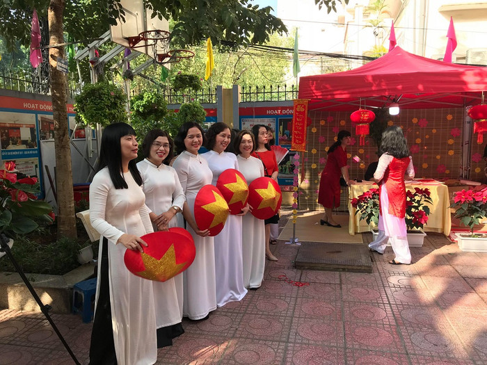 Các cô giáo chủ nhiệm khối 9 trong tà áo dài trắng với tiết mục xin chữ ông Đồ