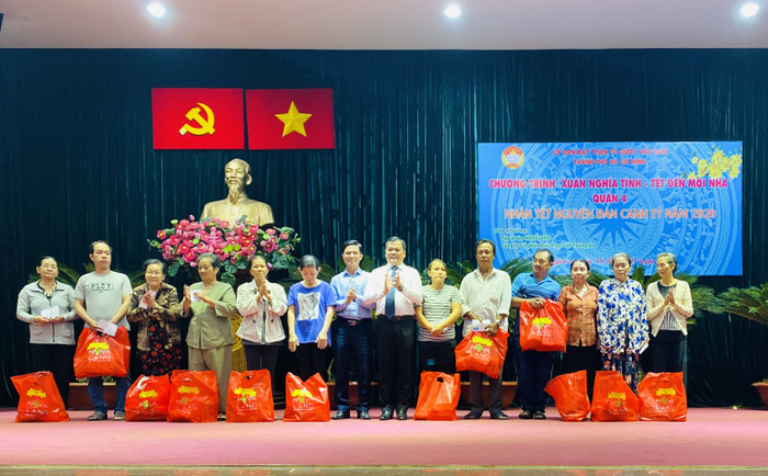 Tiếp tục đồng hành cùng Quỹ Vì người nghèo, Tập đoàn Novaland đã trao tặng 300 phần quà đến các hộ gia đình tại Quận 4 với lời chúc cho bà con có hoàn cảnh khó khăn một mùa xuân thật ấm no, hạnh phúc. Tiếp tục đồng hành cùng Quỹ Vì người nghèo, Tập đoàn Novaland đã trao tặng 300 phần quà đến các hộ gia đình tại Quận 4 với lời chúc cho bà con có hoàn cảnh khó khăn một mùa xuân thật ấm no, hạnh phúc.