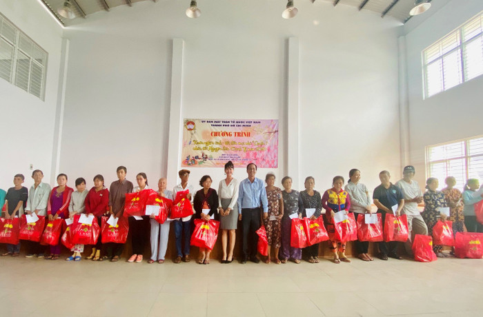 Phối hợp cùng Quỹ Vì người nghèo của Mặt trận Tổ quốc Việt Nam Thành phố Hồ Chí Minh, Tập đoàn Novaland đã trao tặng hơn 200 phần quà đến các hộ gia đình tại Quận 7 với mong muốn mang đến một cái Tết trọn vẹn, đủ đầy hơn cho bà con có hoàn cảnh khó khăn. Phối hợp cùng Quỹ Vì người nghèo của Mặt trận Tổ quốc Việt Nam Thành phố Hồ Chí Minh, Tập đoàn Novaland đã trao tặng hơn 200 phần quà đến các hộ gia đình tại Quận 7 với mong muốn mang đến một cái Tết trọn vẹn, đủ đầy hơn cho bà con có hoàn cảnh khó khăn.