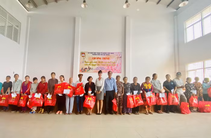 Phối hợp cùng Quỹ Vì người nghèo của Mặt trận Tổ quốc Việt Nam Thành phố Hồ Chí Minh, Tập đoàn Novaland đã trao tặng hơn 200 phần quà đến các hộ gia đình tại Quận 7 với mong muốn mang đến một cái Tết trọn vẹn, đủ đầy hơn cho bà con có hoàn cảnh khó khăn.