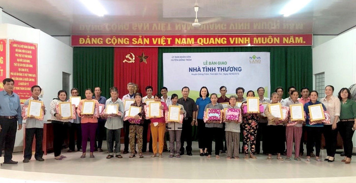 Năm mới an cư lạc nghiệp, “Lễ bàn giao nhà tình thương” tại huyện Giồng Trôm, tỉnh Bến Tre đã được diễn ra trong niềm vui mừng và phấn khởi của lãnh đạo và người dân, đặc biệt là 25 hộ dân tại xã Phước Long, xã Xuân Phú. Chương trình do Ủy ban nhân dân huyện Giồng Trôm tổ chức phát động và được thực hiện từ nguồn kinh phí tài trợ 1 tỷ đồng từ Tập đoàn Novaland. Năm mới an cư lạc nghiệp, “Lễ bàn giao nhà tình thương” tại huyện Giồng Trôm, tỉnh Bến Tre đã được diễn ra trong niềm vui mừng và phấn khởi của lãnh đạo và người dân, đặc biệt là 25 hộ dân tại xã Phước Long, xã Xuân Phú. Chương trình do Ủy ban nhân dân huyện Giồng Trôm tổ chức phát động và được thực hiện từ nguồn kinh phí tài trợ 1 tỷ đồng từ Tập đoàn Novaland.