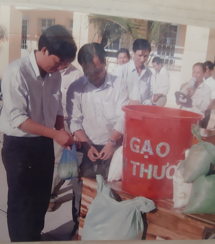 Đến nay, “Hũ gạo tình thương, tiếp sức đến trường” đã duy trì bền vững gần 8 năm với hơn 24 tấn gạo. Đến nay, “Hũ gạo tình thương, tiếp sức đến trường” đã duy trì bền vững gần 8 năm với hơn 24 tấn gạo.