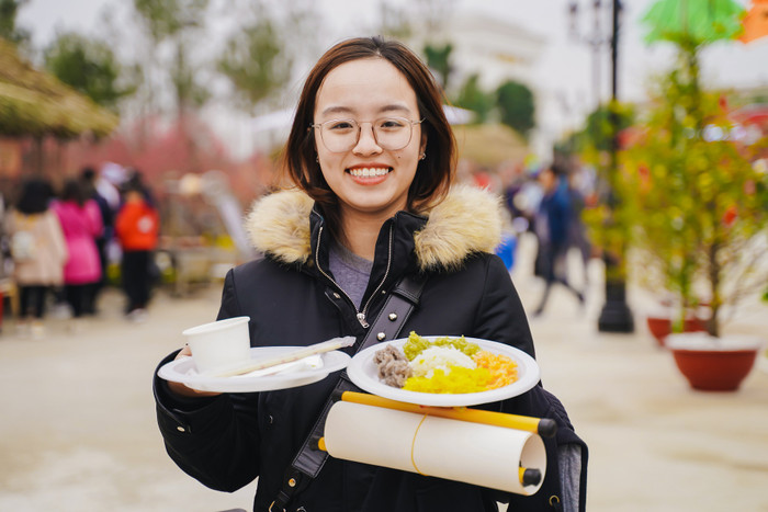 Các bạn trẻ cũng vô cùng thích thú khi được khám phá ẩm thực ba miền chuẩn vị, tìm về những nét đẹp văn hóa của dân tộc Các bạn trẻ cũng vô cùng thích thú khi được khám phá ẩm thực ba miền chuẩn vị, tìm về những nét đẹp văn hóa của dân tộc