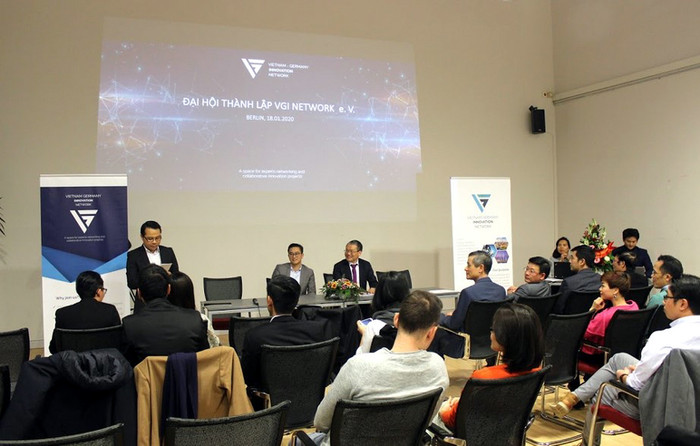 Tiến sĩ Nguyễn Việt Anh (TU Berlin) giới thiệu chủ tịch đoàn, thư ký đoàn và chương trình đại hội Tiến sĩ Nguyễn Việt Anh (TU Berlin) giới thiệu chủ tịch đoàn, thư ký đoàn và chương trình đại hội