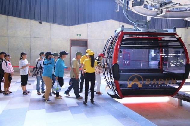 Du khách xếp hàng lên cáp treo khám phá danh thắng núi Bà Đen. Du khách xếp hàng lên cáp treo khám phá danh thắng núi Bà Đen.