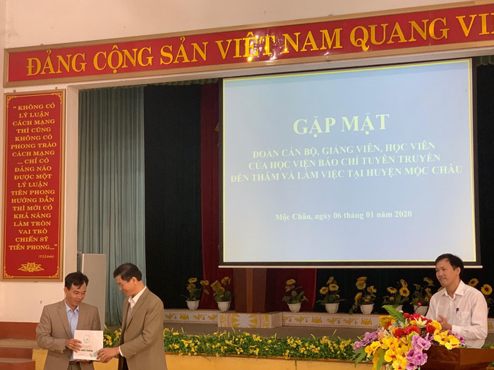 Thầy Quản Văn Sỹ - đại diện lớp Quản lý hoạt động tư tưởng - văn hóa K37 A1 có món quà tặng Ban Tuyên giáo huyện Mộc Châu Thầy Quản Văn Sỹ - đại diện lớp Quản lý hoạt động tư tưởng - văn hóa K37 A1 có món quà tặng Ban Tuyên giáo huyện Mộc Châu