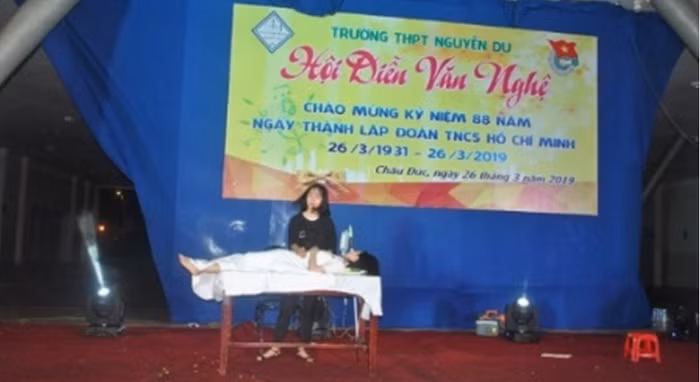 Hình ảnh vở kịch "Bé Hải An và Mẹ". Hình ảnh vở kịch "Bé Hải An và Mẹ".