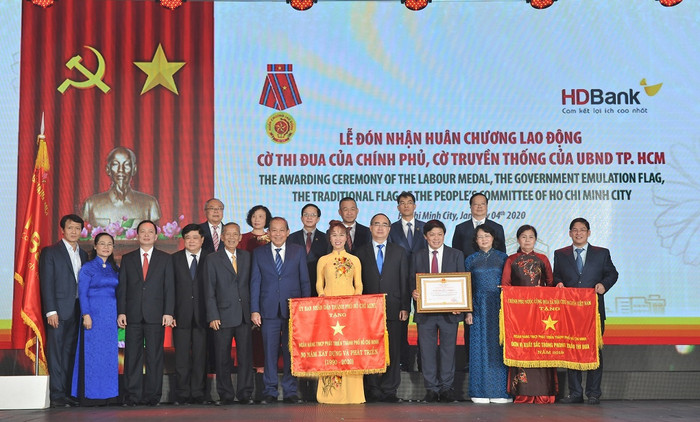 HDBank đón nhận sự chúc mừng của Ông Trương Hoà Bình – Phó Thủ tướng thường trực Chính phủ nước; Ông Nguyễn Thiện Nhân – Bí thư Thành uỷ Thành phố Hồ Chí Minh; Bà Đặng Thị Ngọc Thịnh - Phó Chủ tịch nước; Ông Trương Vĩnh Trọng - Nguyên Phó Thủ tướng; Ông Nguyễn Thế Kỷ - Tổng Giám đốc Đài tiếng nói Việt Nam; Ông Đào Minh Tú – Phó Thống đốc Thường trực Ngân hàng Nhà nước Việt Nam; và Bà Nguyễn Thị Lệ, Phó Bí thư Thành ủy, Chủ tịch Hội đồng Nhân dân Thành phố Hồ Chí Minh. HDBank đón nhận sự chúc mừng của Ông Trương Hoà Bình – Phó Thủ tướng thường trực Chính phủ nước; Ông Nguyễn Thiện Nhân – Bí thư Thành uỷ Thành phố Hồ Chí Minh; Bà Đặng Thị Ngọc Thịnh - Phó Chủ tịch nước; Ông Trương Vĩnh Trọng - Nguyên Phó Thủ tướng; Ông Nguyễn Thế Kỷ - Tổng Giám đốc Đài tiếng nói Việt Nam; Ông Đào Minh Tú – Phó Thống đốc Thường trực Ngân hàng Nhà nước Việt Nam; và Bà Nguyễn Thị Lệ, Phó Bí thư Thành ủy, Chủ tịch Hội đồng Nhân dân Thành phố Hồ Chí Minh.