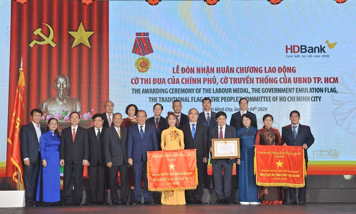 HDBank đón nhận sự chúc mừng của Ông Trương Hoà Bình – Phó Thủ tướng thường trực Chính phủ nước; Ông Nguyễn Thiện Nhân – Bí thư Thành uỷ Thành phố Hồ Chí Minh; Bà Đặng Thị Ngọc Thịnh - Phó Chủ tịch nước; Ông Trương Vĩnh Trọng - Nguyên Phó Thủ tướng; Ông Nguyễn Thế Kỷ - Tổng Giám đốc Đài tiếng nói Việt Nam; Ông Đào Minh Tú – Phó Thống đốc Thường trực Ngân hàng Nhà nước Việt Nam; và Bà Nguyễn Thị Lệ, Phó Bí thư Thành ủy, Chủ tịch Hội đồng Nhân dân Thành phố Hồ Chí Minh.
