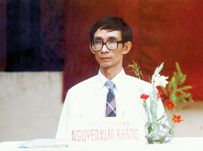 Ít ai biết thầy Hiệu trưởng Nguyễn Xuân Khang đã từng phải “đốt thuyền”, bỏ hết sổ lương giảng viên Trường đại học Tổng hợp Hà Nội để chuyên tâm làm tư thục trong thời kỳ còn bao cấp. (Ảnh: Nhân vật cung cấp) Ít ai biết thầy Hiệu trưởng Nguyễn Xuân Khang đã từng phải “đốt thuyền”, bỏ hết sổ lương giảng viên Trường đại học Tổng hợp Hà Nội để chuyên tâm làm tư thục trong thời kỳ còn bao cấp. (Ảnh: Nhân vật cung cấp)