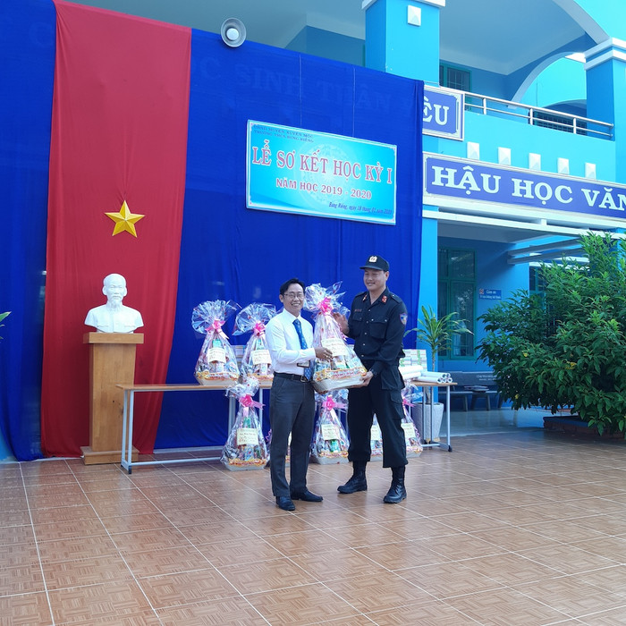 Đồng chí Nguyễn Tứ Hải, Bí thư Đoàn cơ sở Cảnh sát cơ động, Công an Bà Rịa – Vũng Tàu trao quà xuân cho giáo viên Trường Trung học cơ sở Bưng Riềng Đồng chí Nguyễn Tứ Hải, Bí thư Đoàn cơ sở Cảnh sát cơ động, Công an Bà Rịa – Vũng Tàu trao quà xuân cho giáo viên Trường Trung học cơ sở Bưng Riềng