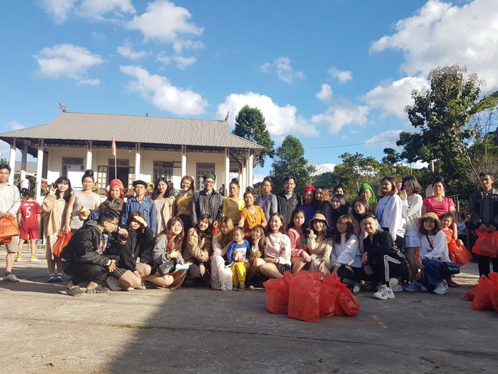 Thầy trò chụp ảnh kỷ niệm chuyến đi thiện nguyện tại Mộc Châu Thầy trò chụp ảnh kỷ niệm chuyến đi thiện nguyện tại Mộc Châu