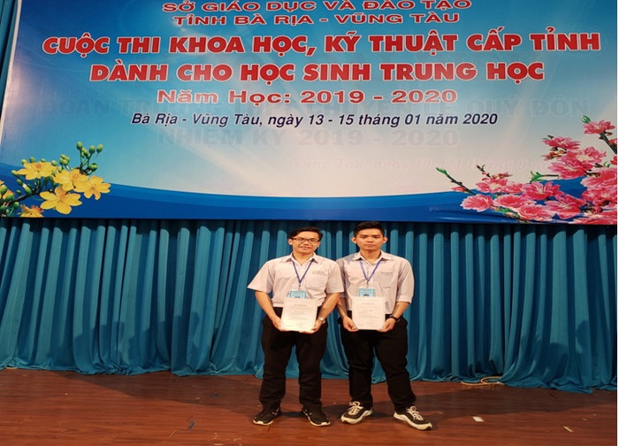 Em Đinh Hữu Thiên Phúc (bên trái) và em Phạm Hùng tại cuộc thi Khoa học kỹ thuật tỉnh Bà Rịa – Vũng Tàu năm học 2019 - 2020 Em Đinh Hữu Thiên Phúc (bên trái) và em Phạm Hùng tại cuộc thi Khoa học kỹ thuật tỉnh Bà Rịa – Vũng Tàu năm học 2019 - 2020