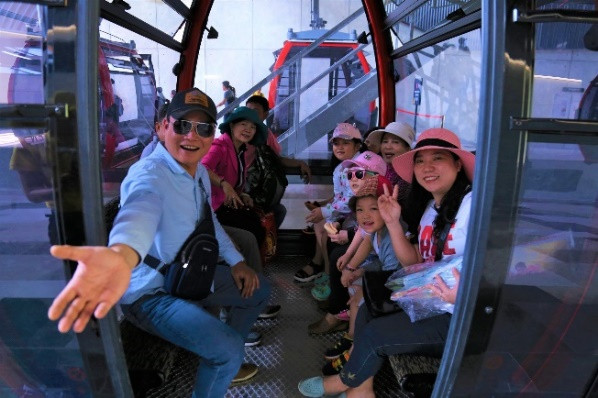 Du khách phấn khởi chinh phục núi Bà Đen bằng tuyến cáp treo mới. Du khách phấn khởi chinh phục núi Bà Đen bằng tuyến cáp treo mới.