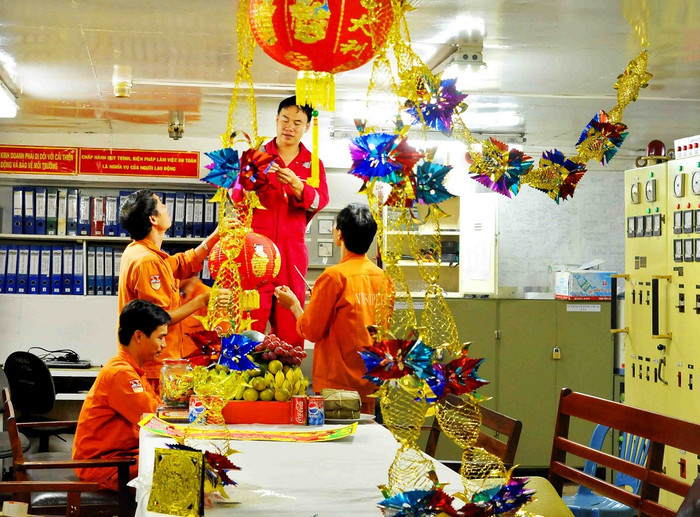 Chuẩn bị đón năm mới trên giàn khoan. Chuẩn bị đón năm mới trên giàn khoan.