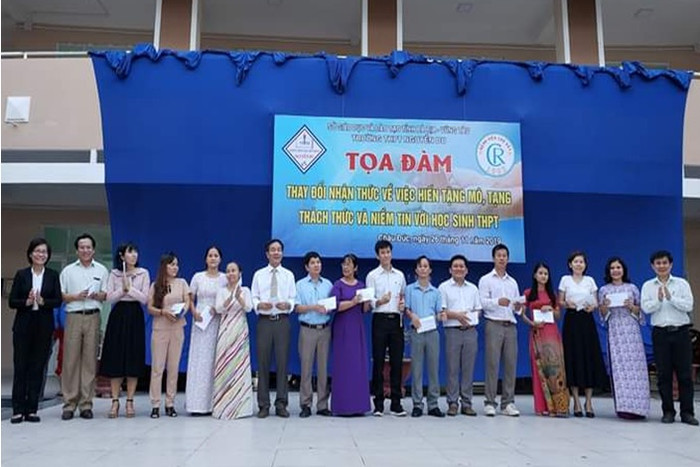 Trưởng Đơn vị điều phối ghép các bộ phận cơ thể người, Bệnh viện Chợ Rẫy - Tiến sĩ, Bác sĩ Dư Thị Ngọc Thu (bìa trái) - trao thẻ hiến tạng cho giáo viên tại Trường Trung học phổ thông Nguyễn Du Trưởng Đơn vị điều phối ghép các bộ phận cơ thể người, Bệnh viện Chợ Rẫy - Tiến sĩ, Bác sĩ Dư Thị Ngọc Thu (bìa trái) - trao thẻ hiến tạng cho giáo viên tại Trường Trung học phổ thông Nguyễn Du