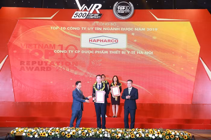Ông Đinh Văn Đông, Tổng Giám đốc Hapharco nhận chứng nhận Top 10 Công ty uy tín ngành Dược năm 2019