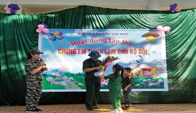 Nhà trường phối hợp Hội Cựu chiến binh xã Sơn Thủy tổ chức hoạt động tập thể “Em thích làm chú bộ đội” Nhà trường phối hợp Hội Cựu chiến binh xã Sơn Thủy tổ chức hoạt động tập thể “Em thích làm chú bộ đội”