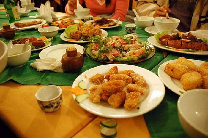 Nỗi khổ tiếp khách, nào ai thấu tỏ?