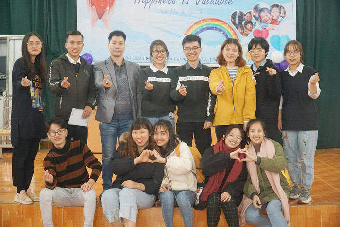 Thành viên nhóm Cầu vồng & tình nguyện viên - thế hệ trẻ thể hiện được sự sẻ chia và sống có trách nhiệm với cộng đồng. Thành viên nhóm Cầu vồng & tình nguyện viên - thế hệ trẻ thể hiện được sự sẻ chia và sống có trách nhiệm với cộng đồng.