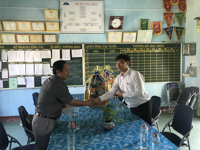 Sở Giáo dục và Đào tạo Quảng Ngãi tặng quà Tết cho các giáo viên vùng cao. (Ảnh do tác giả cung cấp) Sở Giáo dục và Đào tạo Quảng Ngãi tặng quà Tết cho các giáo viên vùng cao. (Ảnh do tác giả cung cấp)