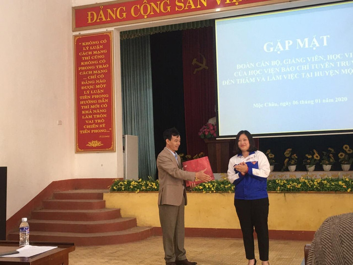 Đoàn Thanh niên huyện Mộc Châu có món quà đặc sản quê nhà tặng thầy trò Học viện Báo chí và Tuyên truyền Đoàn Thanh niên huyện Mộc Châu có món quà đặc sản quê nhà tặng thầy trò Học viện Báo chí và Tuyên truyền
