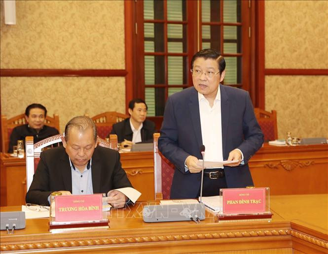 Đồng chí Phan Đình Trạc, Bí thư Trung ương Đảng, Trưởng Ban Nội chính Trung ương trình bày báo cáo tại phiên họp. Ảnh: Phương Hoa/TTXVN Đồng chí Phan Đình Trạc, Bí thư Trung ương Đảng, Trưởng Ban Nội chính Trung ương trình bày báo cáo tại phiên họp. Ảnh: Phương Hoa/TTXVN