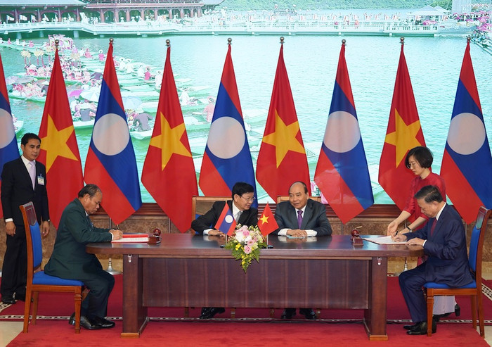 Hai Thủ tướng chứng kiến đại diện hai nước ký kết văn kiện hợp tác. Ảnh: VGP/Quang Hiếu Hai Thủ tướng chứng kiến đại diện hai nước ký kết văn kiện hợp tác. Ảnh: VGP/Quang Hiếu