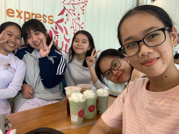 Đam mê học hành nhưng vẫn không quên tụ tập đi ăn uống với bạn bè, “quẩy” cùng bè bạn Đam mê học hành nhưng vẫn không quên tụ tập đi ăn uống với bạn bè, “quẩy” cùng bè bạn