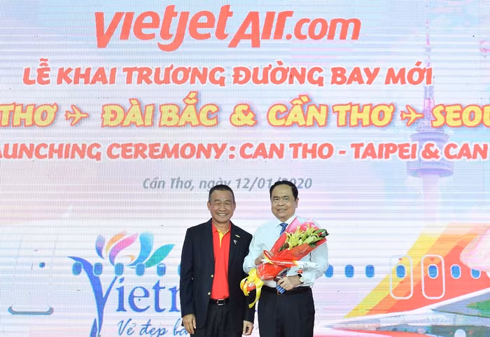 Giám đốc Điều hành Vietjet Lưu Đức Khánh và Phó Tổng giám đốc Vietjet Đỗ Xuân Quang gửi lời cảm ơn tới đại diện lãnh đạo thành phố Cần Thơ đã tạo điều kiện tối đa để hãng phát triển mạng bay tại vùng Đồng bằng sông Cửu Long