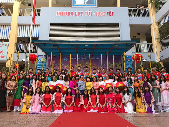 Cô Nguyễn Thị Vân Anh - Hiệu trưởng nhà trường (áo dài vàng ở giữa) chụp ảnh lưu niệm cùng các em học sinh tham gia hội diễn của khối 6,7,8,9